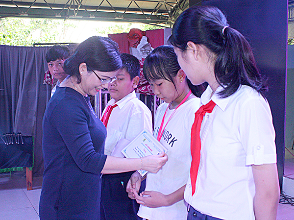 Bà Vũ Bích Hảo, Phó Giám đốc Sở Công thương trao học bổng Nguyễn Đức Cảnh cho các em học sinh vượt khó học giỏi.