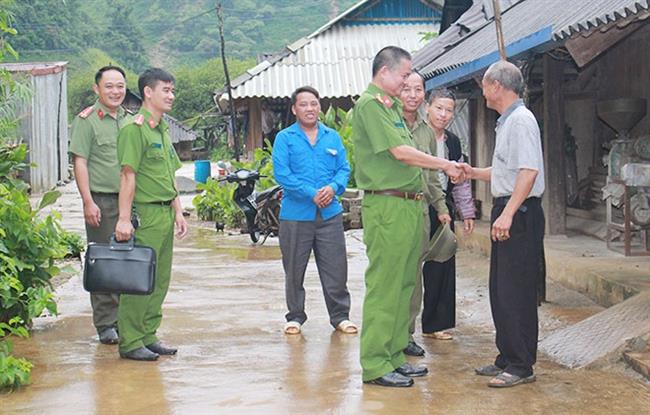 Cán bộ Công an xuống địa bàn tranh thủ già làng, người có uy tín ở xã Hang Kia vận động nhân dân tham gia phong trào Toàn dân bảo vệ an ninh Tổ quốc.