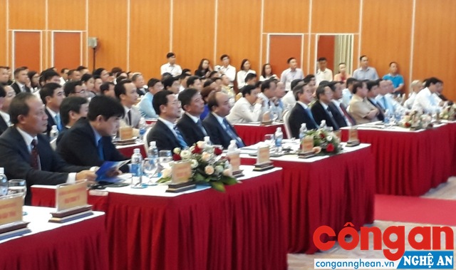 Thủ tướng Nguyễn Xuân Phúc và các đại biểu tham dự hội nghị.