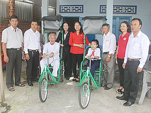 Hội Chữ thập đỏ tỉnh và Công ty TNHH MTV Xổ số Kiến thiết tỉnh trao xe lắc cho người khuyết tật có hoàn cảnh khó khăn tại xã Phước Hưng, huyện Long Điền.
