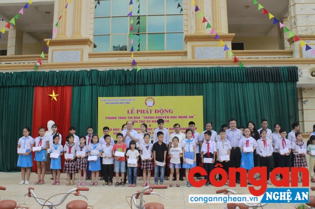 Hội cũng trao số tiền 25 triệu cho 80 em học sinh có hoàn cảnh khó khăn