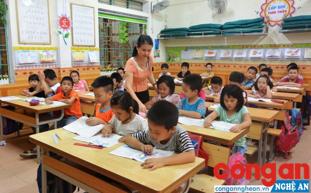 Giờ học của cô và trò một trường tiểu học tại TP Vinh