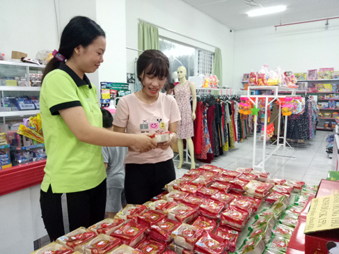  Khách hàng chọn mua bánh Trung thu Kinh Đô tại Siêu thị mini Bình An, TP. Vũng Tàu.
