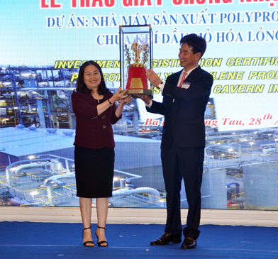 Đại diện Tập đoàn Hyosung trao quà lưu niệm đến đồng chí Nguyễn Thị Yến, Phó Bí thư Thường trực Tỉnh ủy.