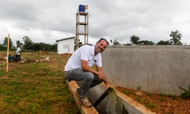 Mark Giannelli, người sáng lập quỹ ReBin, giới thiệu trung tâm xử lý rác thải  do ông thành lập tại làng Houegbo, Benin. Ảnh: AFP 