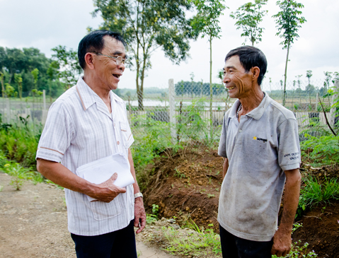 Ông Đặng Xuân Ban, Trưởng ấp Đông Linh, xã Bình Giã, huyện Châu Đức (bìa trái) động viên nhân dân địa phương hăng hái lao động, sản xuất. 