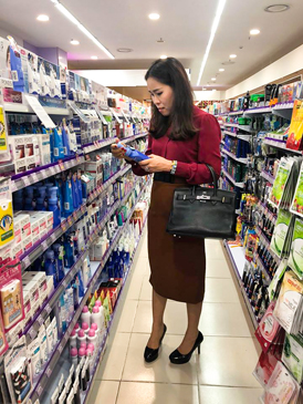 Người tiêu dùng cần lựa chọn những thương hiệu mỹ phẩm chính hãng, uy tín.  Trong ảnh: Khách hàng chọn mua mỹ phẩm ở Medicare Lotte Mart Vũng Tàu.
