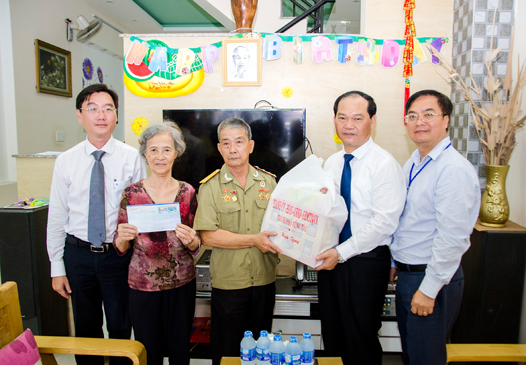 Đoàn lãnh đạo TP.Vũng Tàu thăm và tặng quà gia đình bệnh binh Nguyễn Văn Tư (phường Rạch Dừa). 