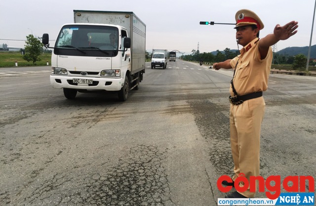 Lực lượng CSGT tăng cường tuần tra, kiểm soát, điều tiết giao thông mỗi khi thời tiết xấu, vào giờ cao điểm tại các 