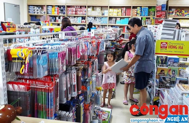 Trước tình trạng sách giáo khoa khan hiếm, nhiều phụ huynh lo lắng vì không mua được đủ bộ sách giáo khoa cho con