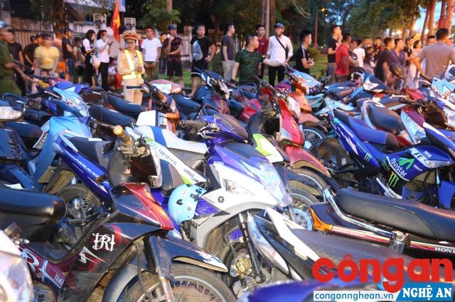 Hàng chục xe máy vi phạm bị tạm giữ sau khi trận đấu kết thúc