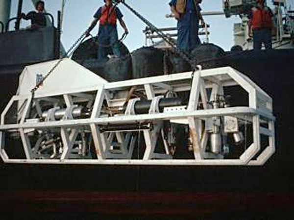 Thiết bị lặn điều khiển từ xa Argo chuẩn bị thả xuống đáy biển từ tàu khảo sát Knoor. 