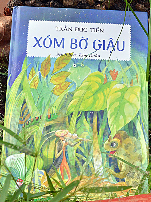 Bìa cuốn sách “Xóm Bờ Giậu” của nhà văn Trần Đức Tiến. 