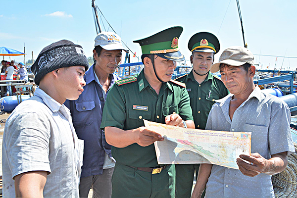 Cán bộ Đồn Biên phòng Bình Châu (huyện Xuyên Mộc) tuyên truyền quy định pháp luật cho ngư dân trong quá trình đánh bắt hải sản. Ảnh: PHƯƠNG NAM