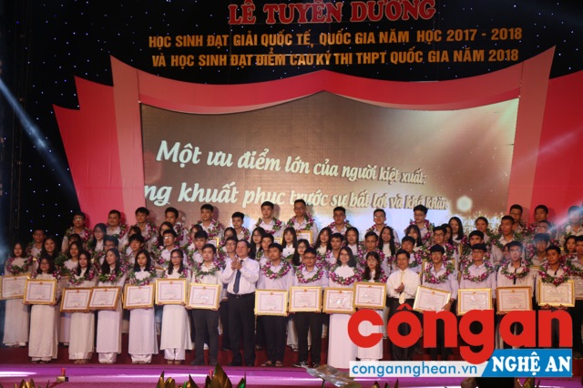 Đồng chí Nguyễn Xuân Sơn và đồng chí Lê Minh Thông tặng Bằng khen của UBND tỉnh cho cho 66 em đạt điểm cao trong kỳ thi học sinh giỏi Quốc gia và 8 em học sinh đạt giải tại cuộc thi khoa học kỹ thuật cấp Quốc gia