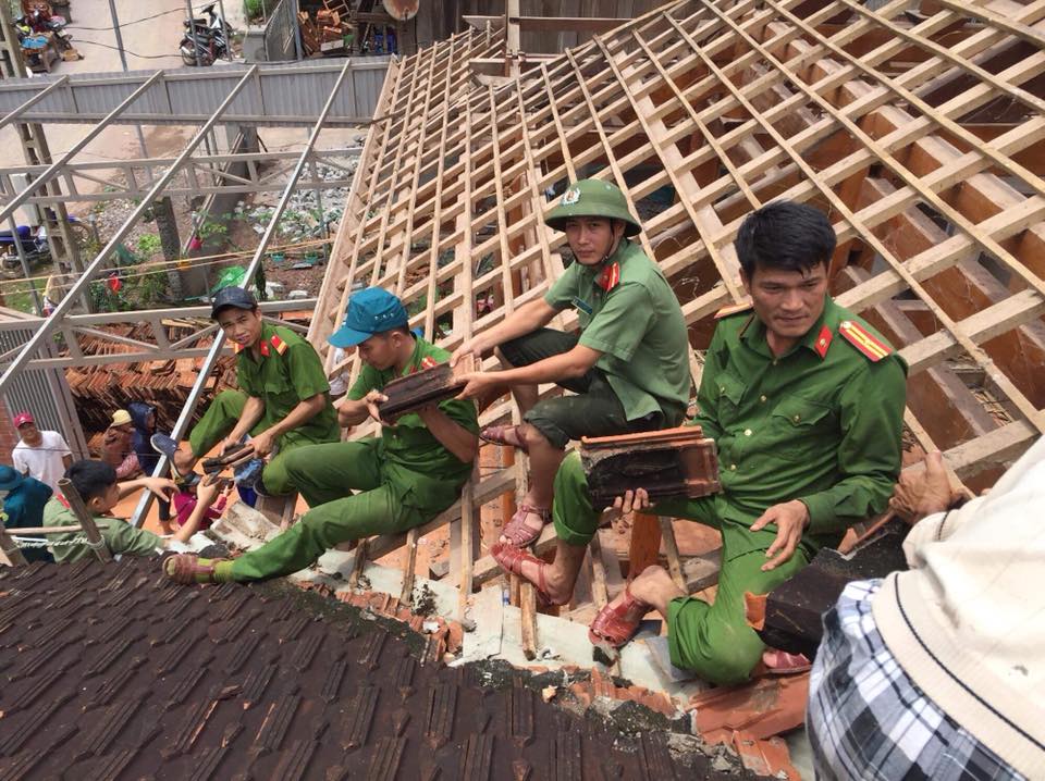 Công an Kỳ Sơn giúp dân lợp lại mái ngói