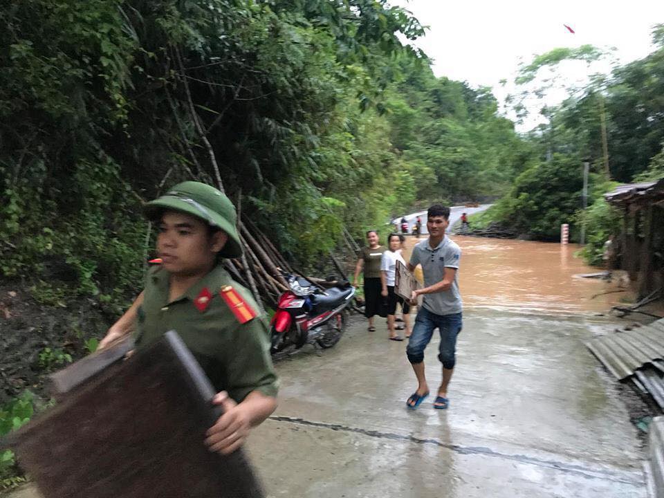 Thiếu úy công an giúp người dân vận chuyển đồ đạc qua cầu tràn