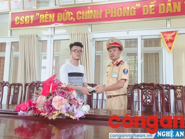 Đại diện đội CSGT Công an TP Vinh đã tiến hành trao trả tài sản cho người bị đánh rơi.