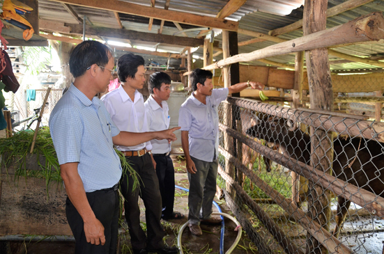 Ông Lâm Quang Long (bìa phải) giới thiệu chuồng trại nuôi nai với cán bộ Hội Nông dân huyện Xuyên Mộc.
