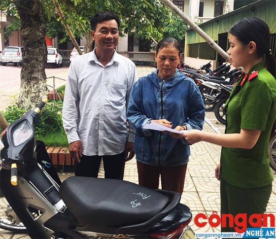 Cán bộ Phòng Cảnh sát ĐTTP về TTXH trao trả xe máy cho người dân