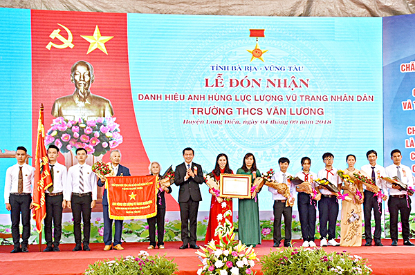 Đồng chí Nguyễn Hồng Lĩnh, Ủy viên Trung ương Đảng, Bí thư Tỉnh ủy, Chủ tịch HĐND tỉnh trao danh hiệu Anh hùng lực lượng vũ trang nhân dân cho các cựu HS và tập thể Ban giám hiệu Trường THCS Văn Lương.