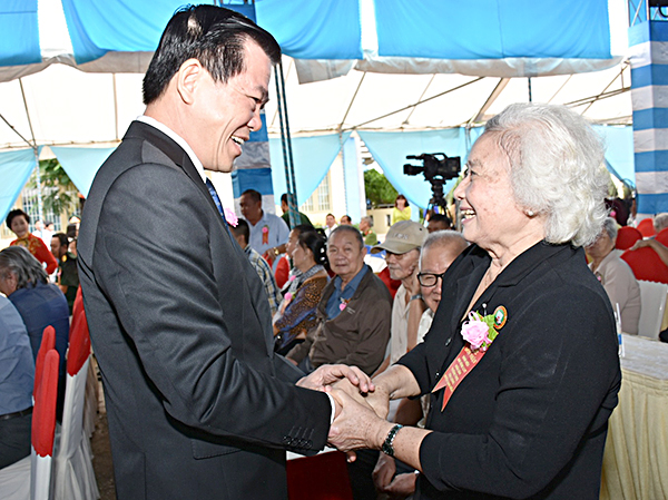 Đồng chí Nguyễn Hồng Lĩnh, Ủy viên Trung ương Đảng, Bí thư Tỉnh ủy, Chủ tịch HĐND tỉnh hỏi thăm sức khỏe bà Nguyễn Thị Hoàng Oanh, con gái của thầy Hiệu trưởng Nguyễn Thành Long (đã mất năm 2007), nguyên HS Trường Văn Lương.