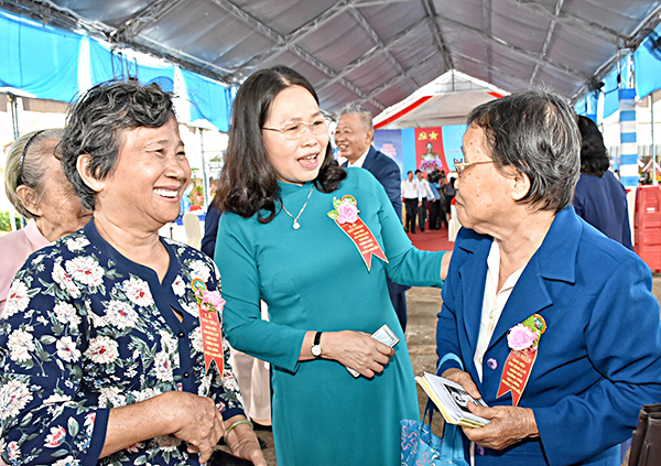 Đồng chí Nguyễn Thị Yến, Phó Bí thư Thường trực Tỉnh ủy, Trưởng Đoàn ĐBQH tỉnh chúc mừng các cựu HS Trường Văn Lương tại buổi lễ.