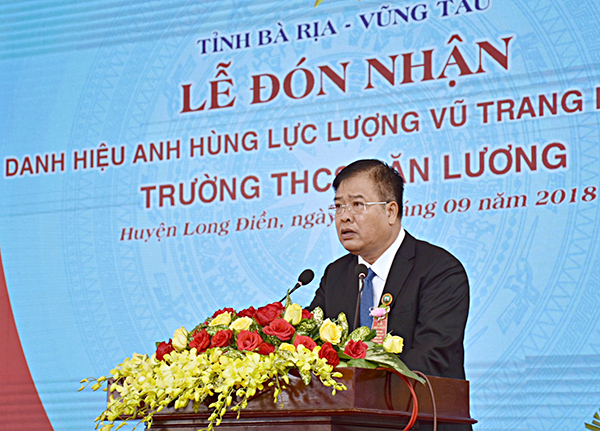 Đồng chí Nguyễn Văn Trình, Chủ tịch UBND tỉnh báo cáo tóm tắt thành tích của trường Văn Lương. 