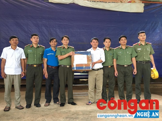 ...nhưng các CBCS Phòng An ninh Đối nội vẫn không quản khó khăn, trực tiếp mang những suất quà tuy nhỏ nhưng đầy ý nghĩa đến tận tay thầy và trò nơi đây