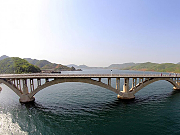 Cầu đường sắt bắc qua vịnh Sokjon thuộc tuyến Koam - Dapchon của Triều Tiên. Ảnh: KCNA