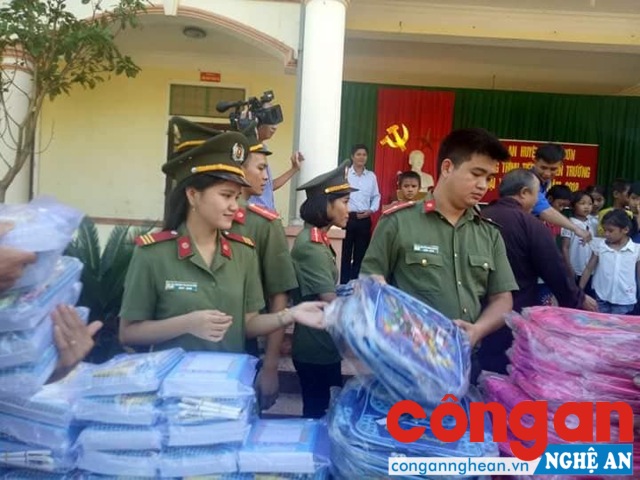 150 suất quà đến với các em học sinh trước thềm năm học mới