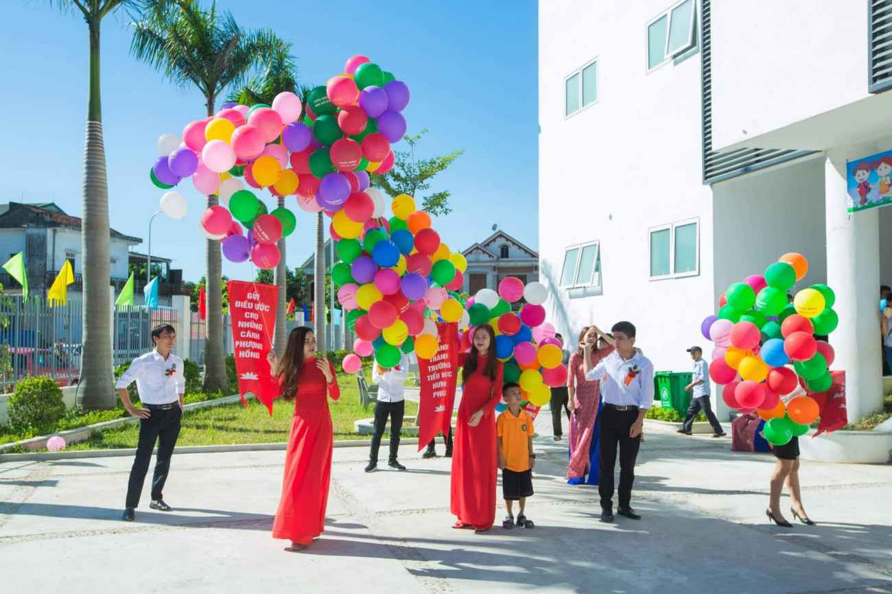 Cô trò hân hoan trong năm học mới
