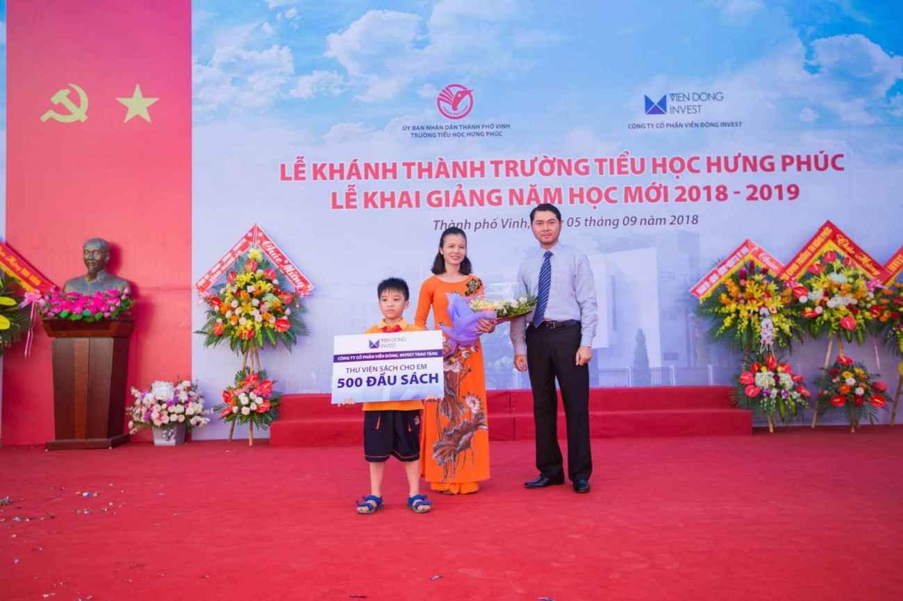 Nhà đầu tư trao tặng 500 đầu sách cho trường