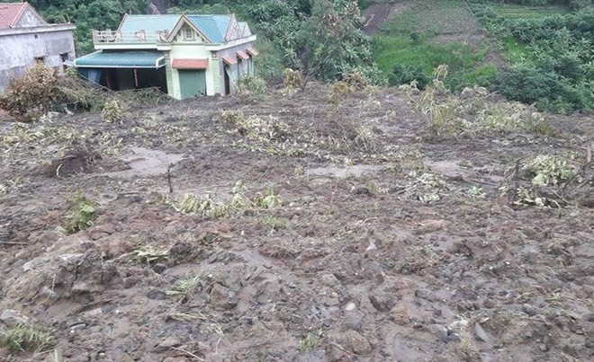 Dưới đống bùn này là 3 căn nhà, trong đó có 2 căn của giáo viên trường Pù Nhi.