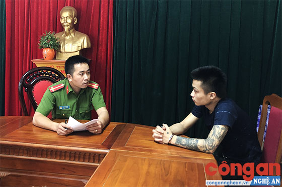 Cán bộ Công an TP Vinh lấy lời khai đối tượng phạm tội