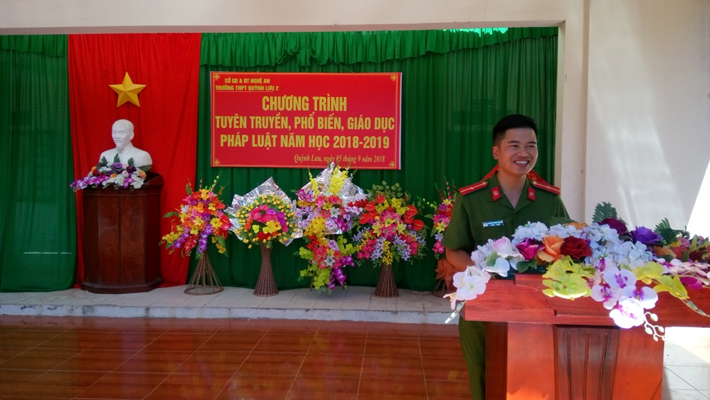 Cán bộ Công an huyện phổ biến các kỹ năng tham gia giao thông