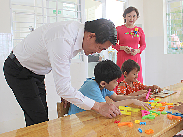 Đồng chí Nguyễn Hồng Lĩnh, Ủy viên Trung ương Đảng, Bí thư Tỉnh ủy, Chủ tịch HĐND tỉnh thăm một lớp học tại Trường MN Ngôi nhà hạnh phúc.