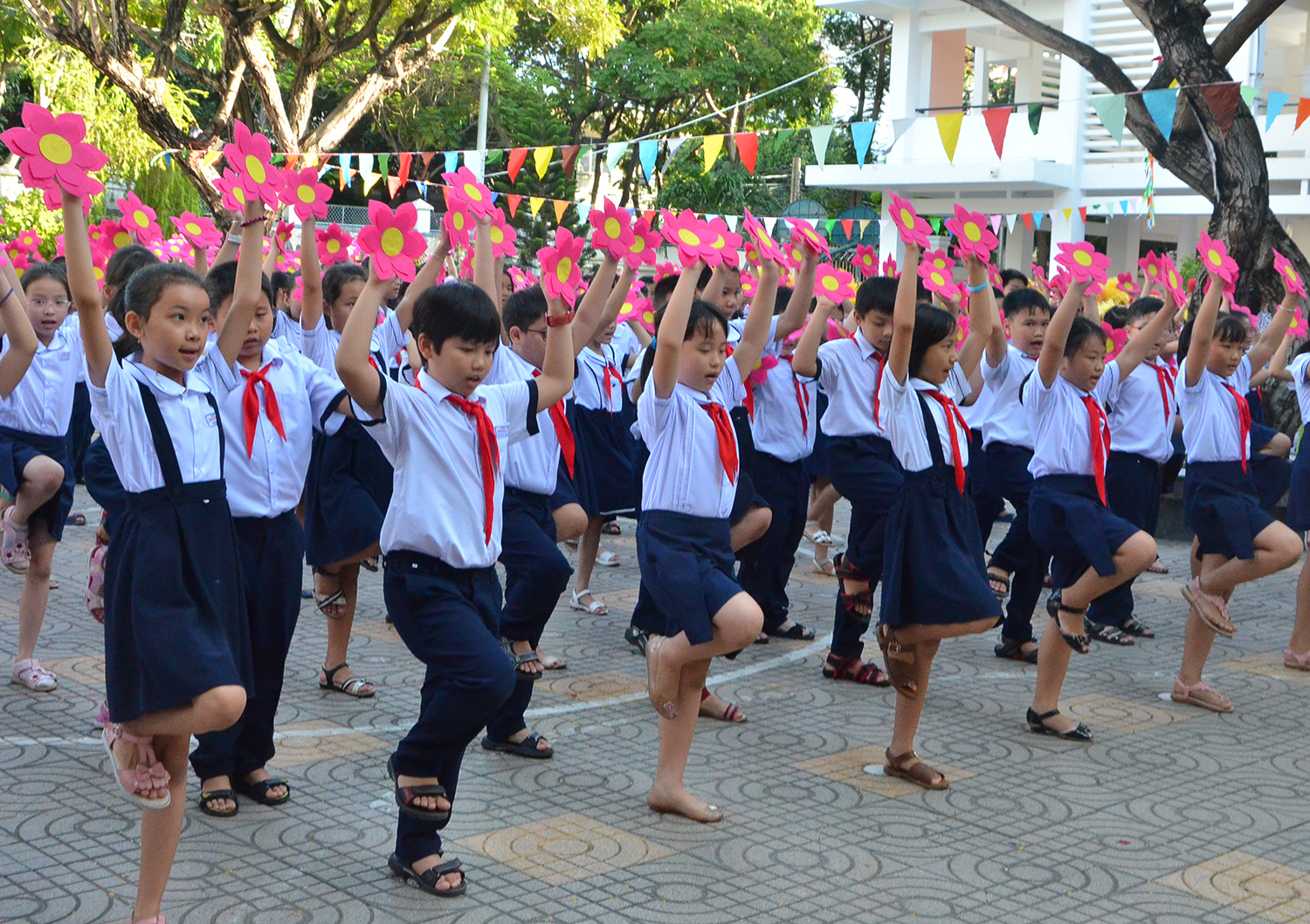 HS Trường TH Trưng Vương “hát múa sân trường” mỗi sáng trước giờ học. Ảnh: MINH QUANG