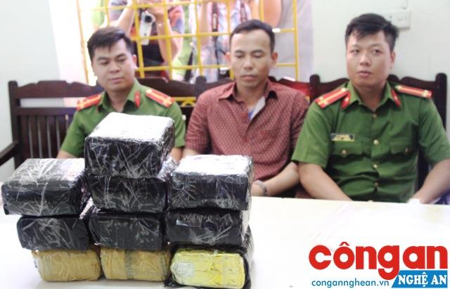Cán bộ Công an TP Vinh tạm giữ đối tượng (X) cùng tang vật trong 1 chuyên án ma tuý