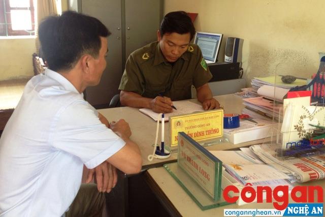 Trưởng Công an xã Nghi Long làm việc với người dân về công tác                                  đảm bảo ANTT trên địa bàn