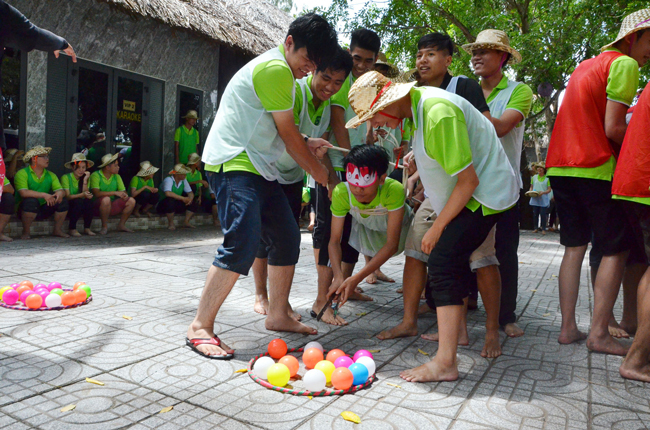 Đoàn khách 700 SV tổ chức chơi teambulding bịt mắt gắp bóng tại KDL Thiên Ân.
