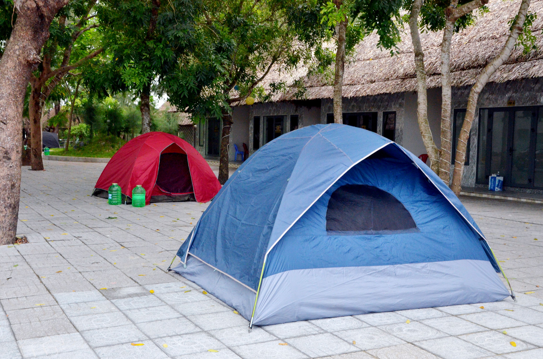 Khuôn viên KDL Thiên Ân rộng, nhiều cây xanh, có thể cắm trại nghỉ qua đêm.