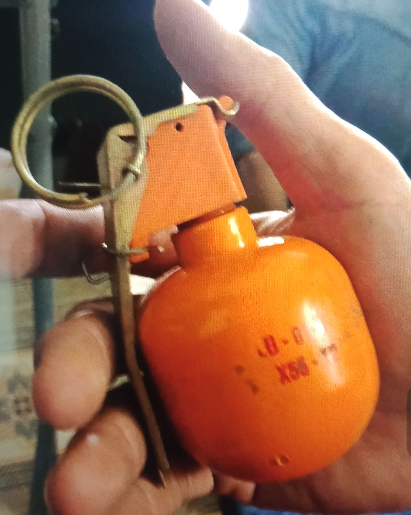 Quả lựu đạn thu giữ được tại nhà của Vương .
