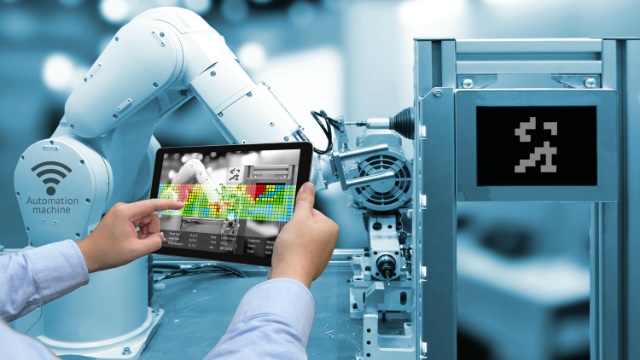 Các robot công nghiệp hiện đang cạnh tranh với lao động có tay nghề thấp.