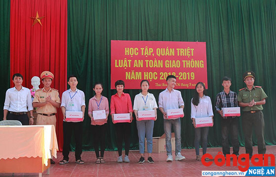 Đại diện Đoàn thanh niên Công an TX Thái Hoà tặng quà cho các em học sinh
