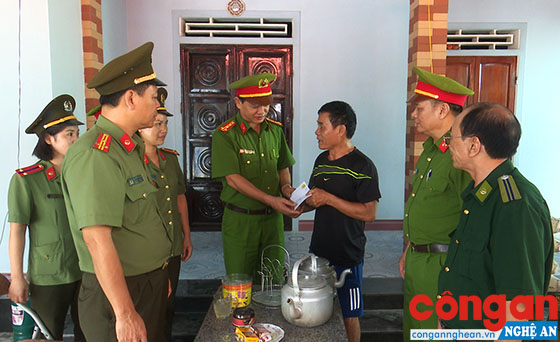 Công an TX Cửa Lò luôn chú trọng công tác dân vận nhằm vận động nhân dân tích cực tham gia phong trào toàn dân bảo vệ ANTQ