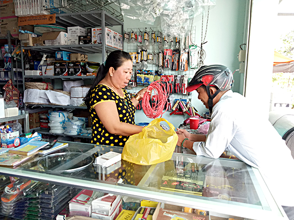 Chị Kim Dung (thôn 1, xã Long Sơn) dùng một phần tiền bồi thường đất đai đầu tư vào cửa hàng kinh doanh điện nước của gia đình.