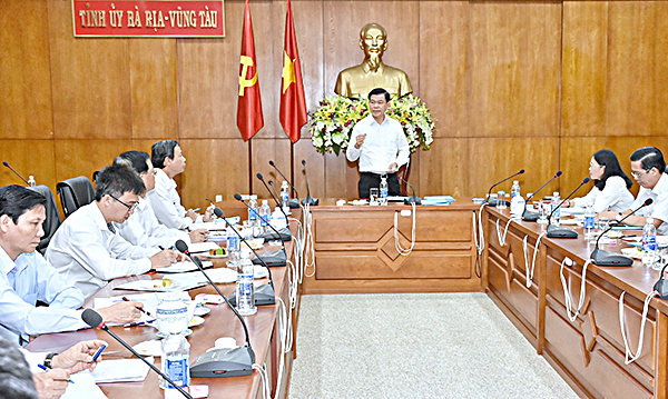 Đồng chí Nguyễn Hồng Lĩnh, Ủy viên Trung ương Đảng, Bí thư Tỉnh ủy, Chủ tịch HĐND tỉnh, phát biểu kết luận cuộc họp.