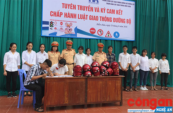 Lực lượng CSGT phối hợp với các trường học tổ chức cho học sinh ký cam kết không vi phạm Luật Giao thông đường bộ dịp đầu năm học mới 2018 - 2019