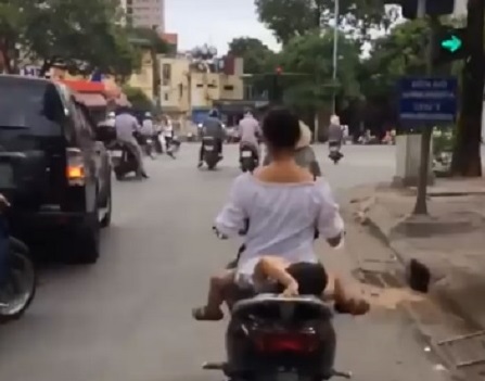Để trẻ nằm sau yên xe – xin đừng đánh đu tính mạng với tử thần.